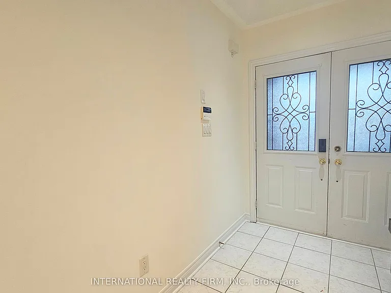 195 Warwick Cres — Photo 2