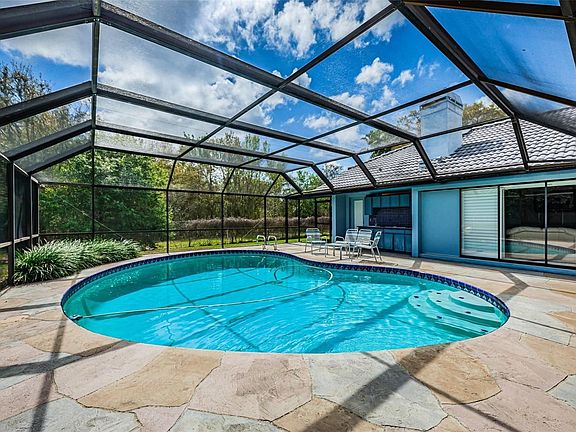 2nd image of 2967 Hillcreek Cir S