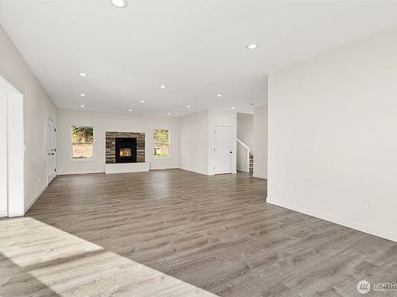 3rd image of 210 West Wishkah Road