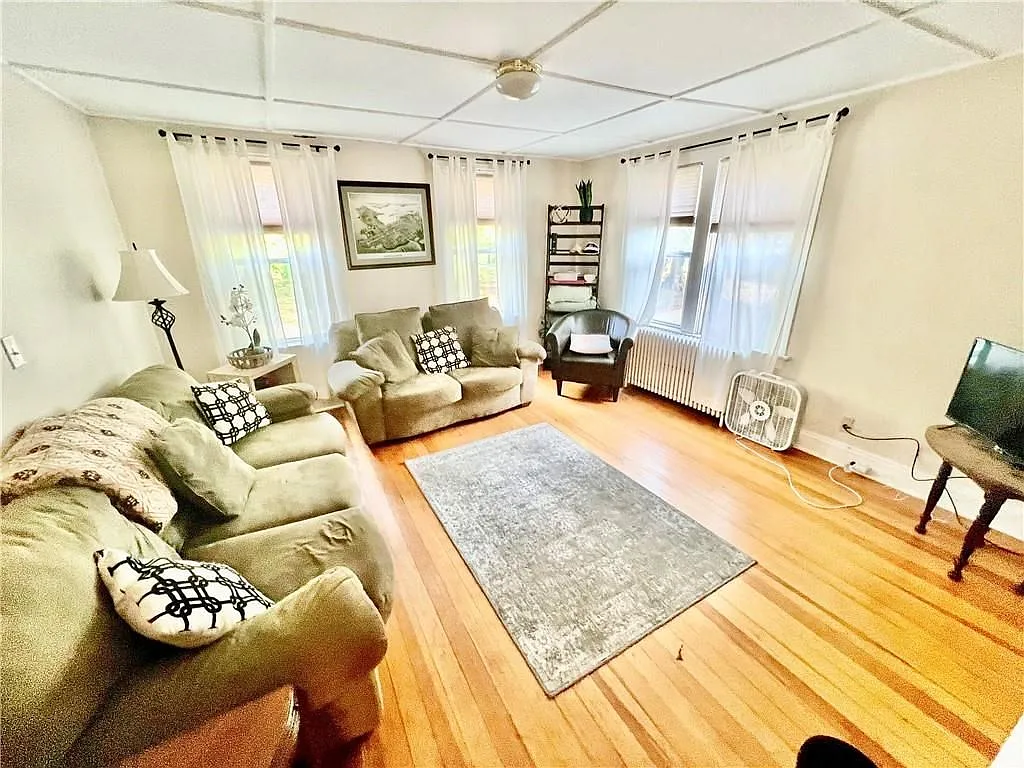 3 bed, 1.0 bath, 1392 sqft, $2,700 — Photo 1