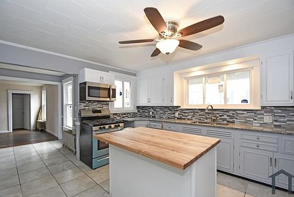 3rd image of 313 Parker St Unit 1