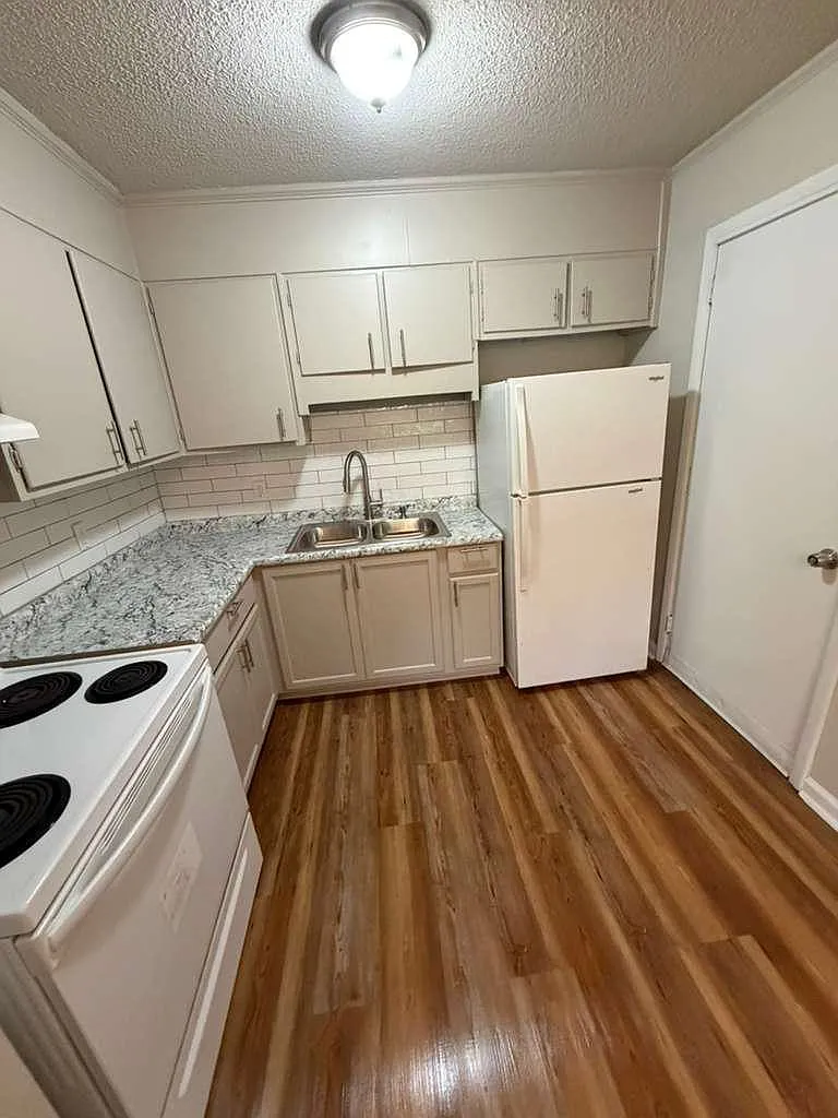 3 bed, 936 sqft, $1,400 — Photo 2