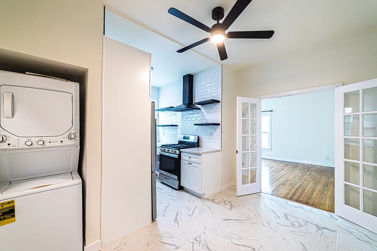 Building Photo - 1344 S Dunsmuir Ave #3
