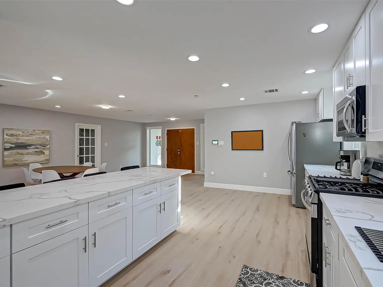 3 bed, 2.0 bath, 1891 sqft, $4,000 — Photo 3