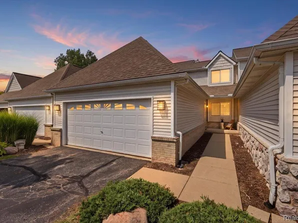 61016 Evergreen Ct, South Lyon, MI 48178
