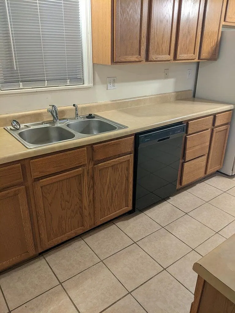2 bed, 1.0 bath, 829 sqft, $900 — Photo 3