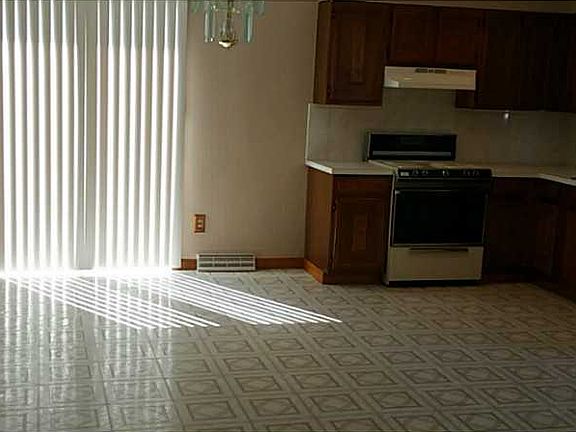 3rd image of 29 Angell Dr