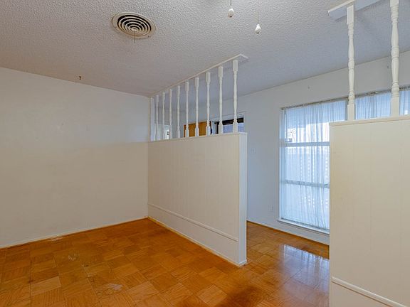 3rd image of 4614 Clover Ave