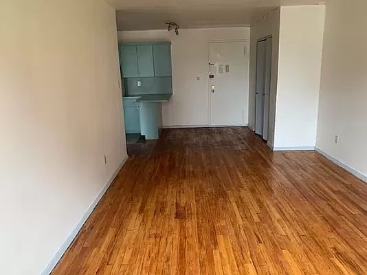 4th image of 25-34 Crescent St #3J