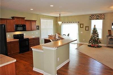 Great sized kitchen with a long breakfast bar for entertaining & family