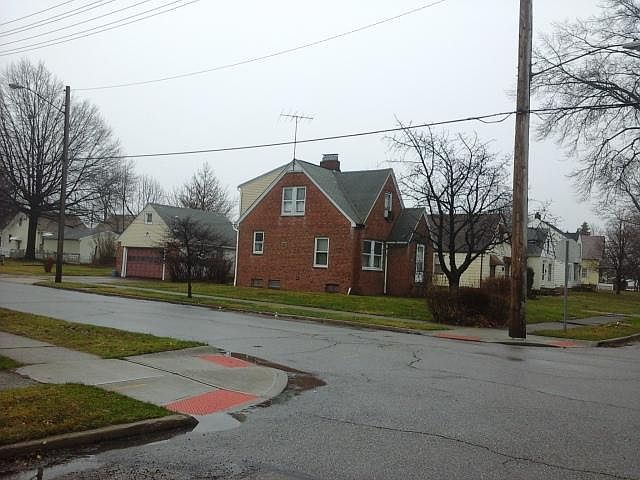 2nd image of 895 E 236th St