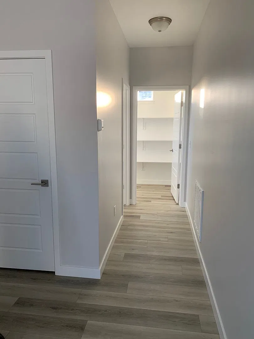 Beautiful 2021 home with fenced yard — Photo 4