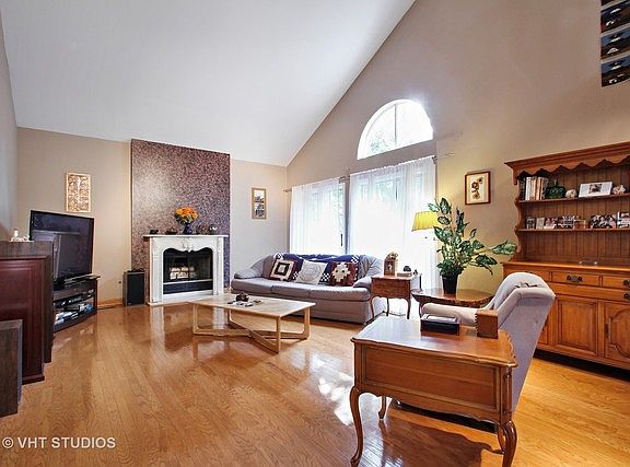 2nd image of 415 W Ivy Ln #4B
