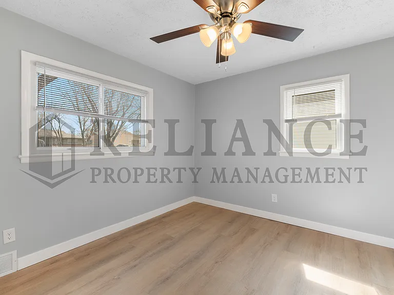 2239 S Millwood Ave — Photo 18