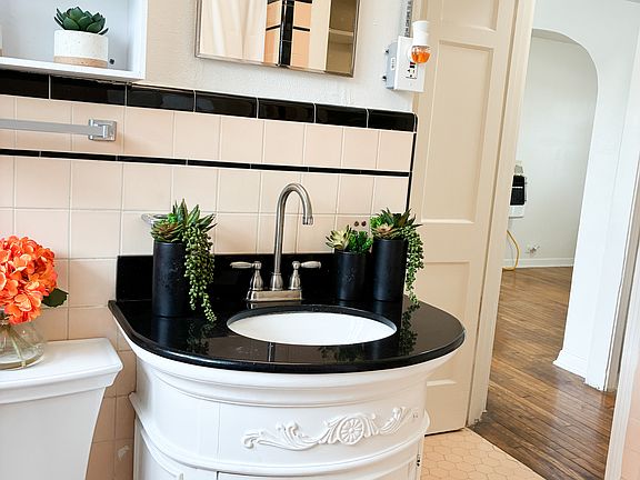 5th image of 104 W Oakview Pl #2