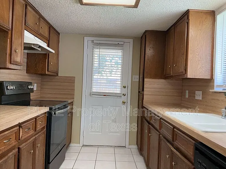 604 Country Aire Dr #B — Photo 8