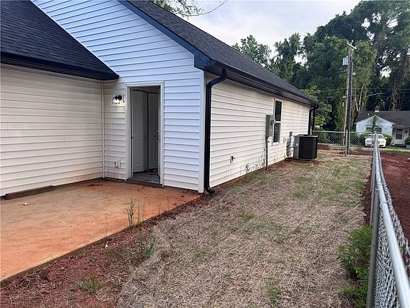 5th image of 808 Delia St