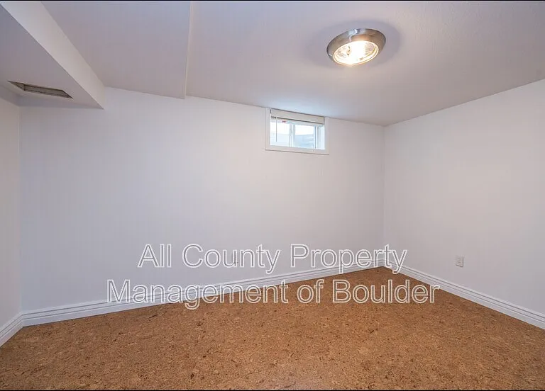 425 S 40th St — Photo 20