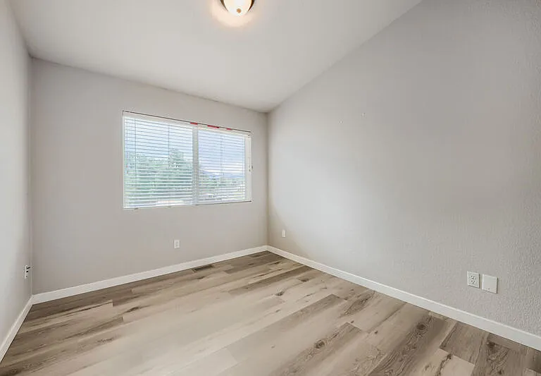 330 Graceland Grv — Photo 11