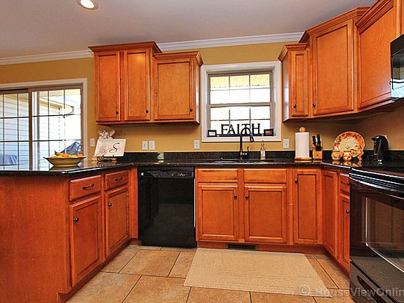 5th image of 935 Hillcrest Dr