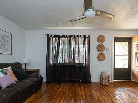 3rd image of 558 Grove Rd