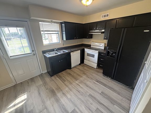 4th image of 330 Lake Farm Rd APT A