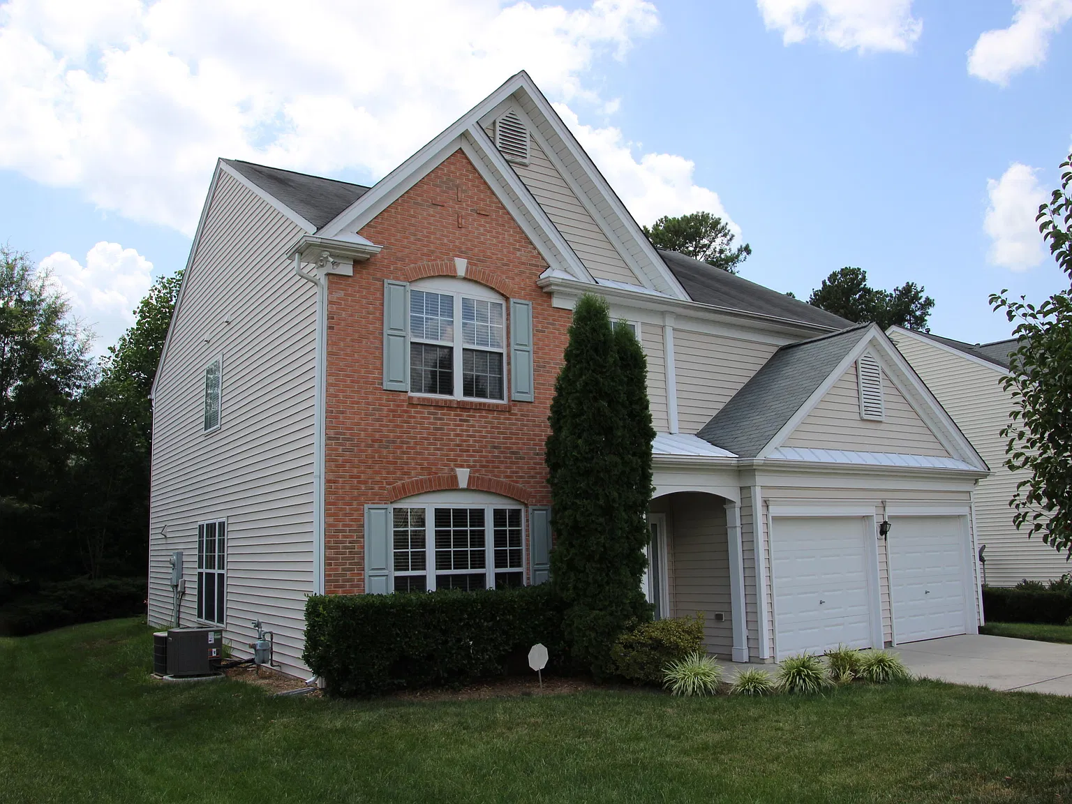 3 bed, 2.5 bath, 2728 sqft, $2,400 — Photo 2