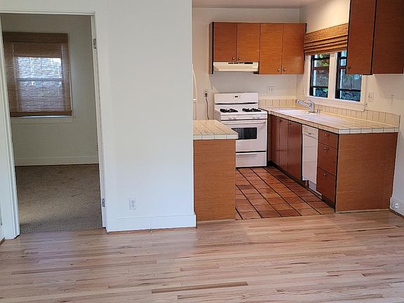 4th image of 607 Venezia Ave