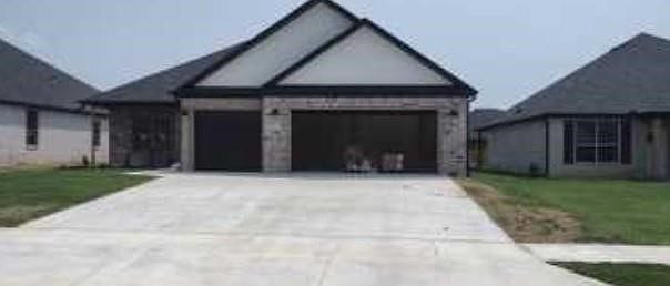 1st image of 711 Skylar St