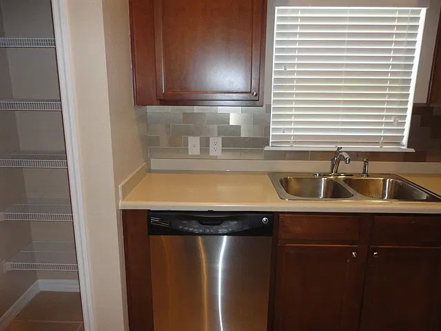 3 bed, 2.0 bath, 1810 sqft, $2,170 — Photo 3