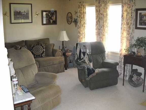 5th image of 722 Rosewood St