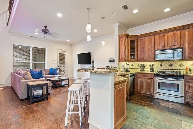 3 bed, 2.5 bath, 2403 sqft, $4,400 — Photo 2