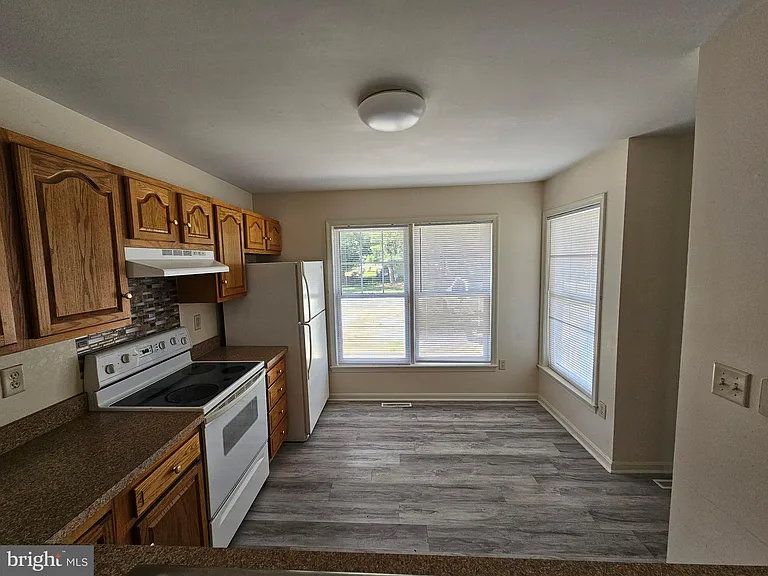 218 E North St — Photo 30