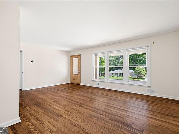 5th image of 1089 Chatsworth Dr