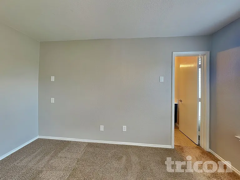 851 Village Point Ln — Photo 5