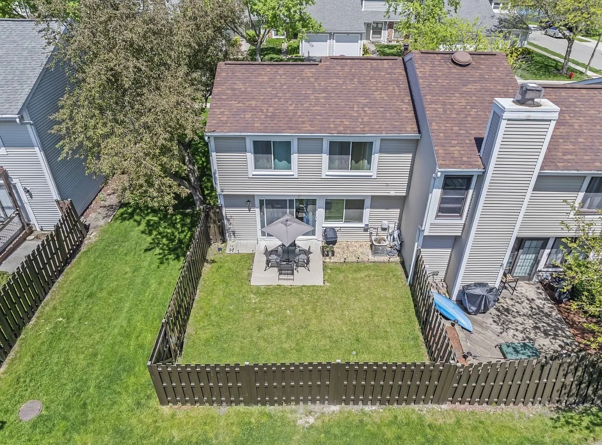 2 bed, 1.5 bath, 1350 sqft, $2,550 — Photo 2