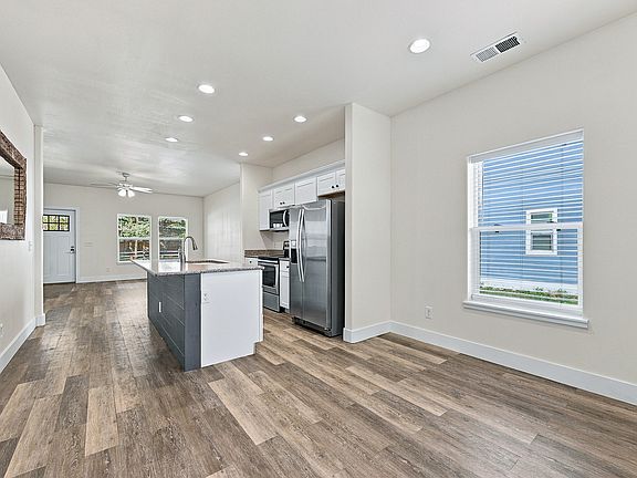4th image of 1202 Rose St