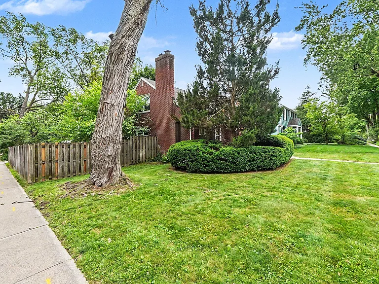 1616 Morton Ave — Photo 22