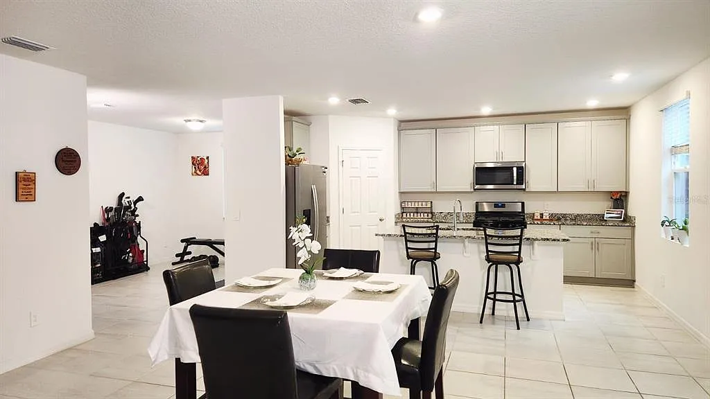 4 bed, 3.0 bath, 2634 sqft, $2,700 — Photo 2