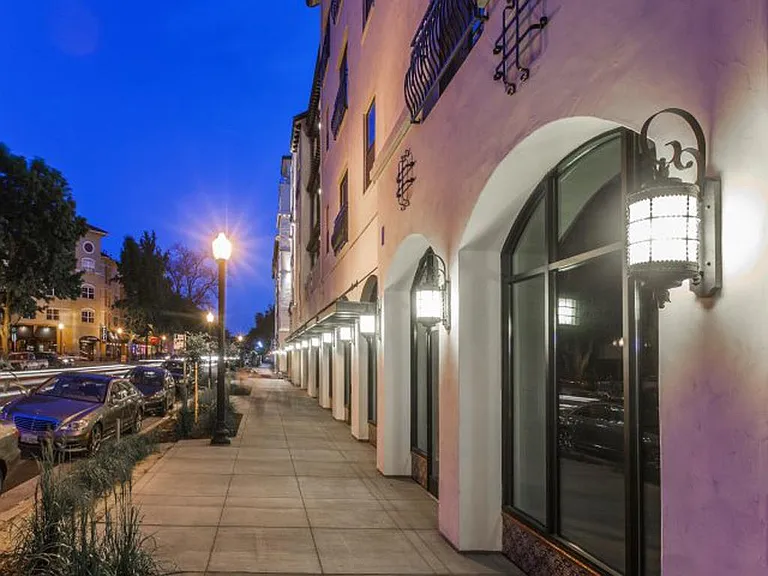 Near Shopping and Dining in Downtown Sacramento