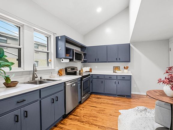 4th image of 920 E Pleasant STREET #2