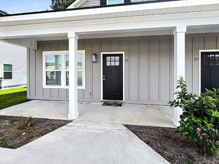 39 Travis St — Photo 2