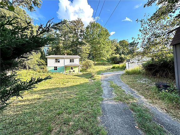 3rd image of 572 Alberts Dr