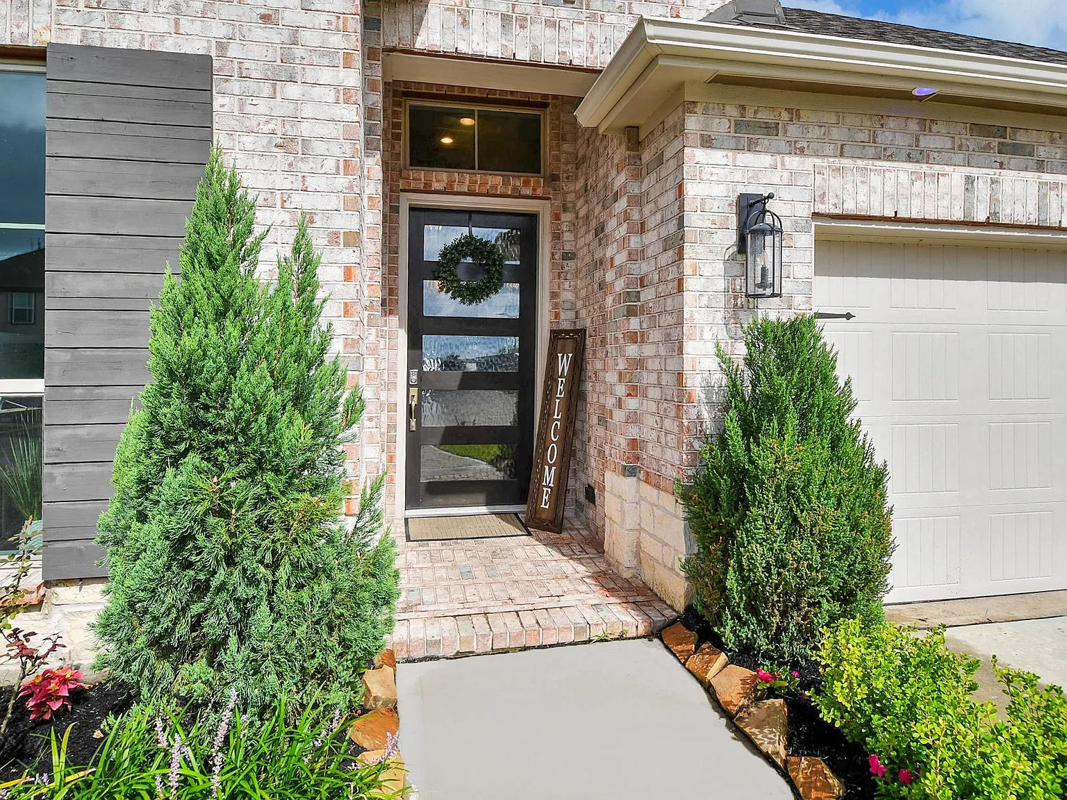 4 bed, 3.5 bath, 2600 sqft, $3,600 — Photo 2