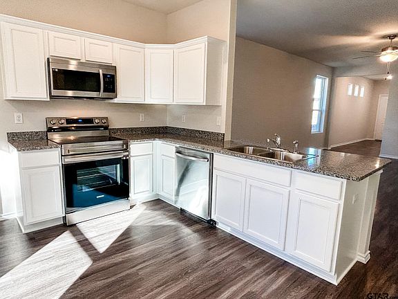 3rd image of 138 Blue Bird Ln