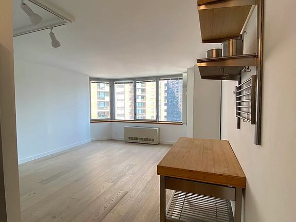 4th image of 500 W 43rd St APT 25D