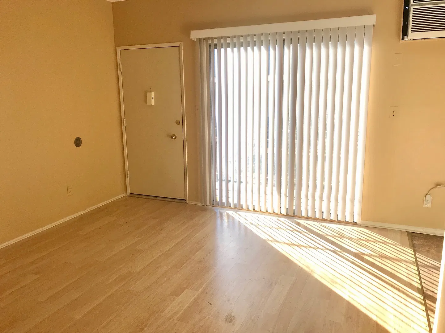 Vintage Apartment in Great Location! A/C, Parking Included, Laundry On-site! — Photo 2