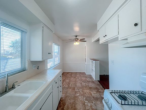 2nd image of 2426 N Buena Vista St #2426E1