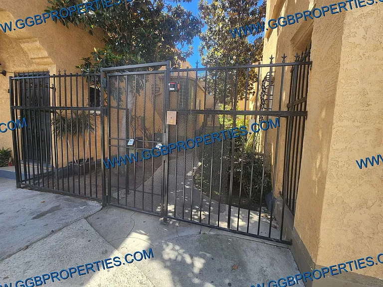 424 E 16th St — Photo 28