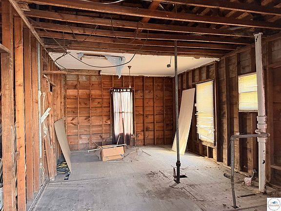 4th image of 1404 S Stewart Ave